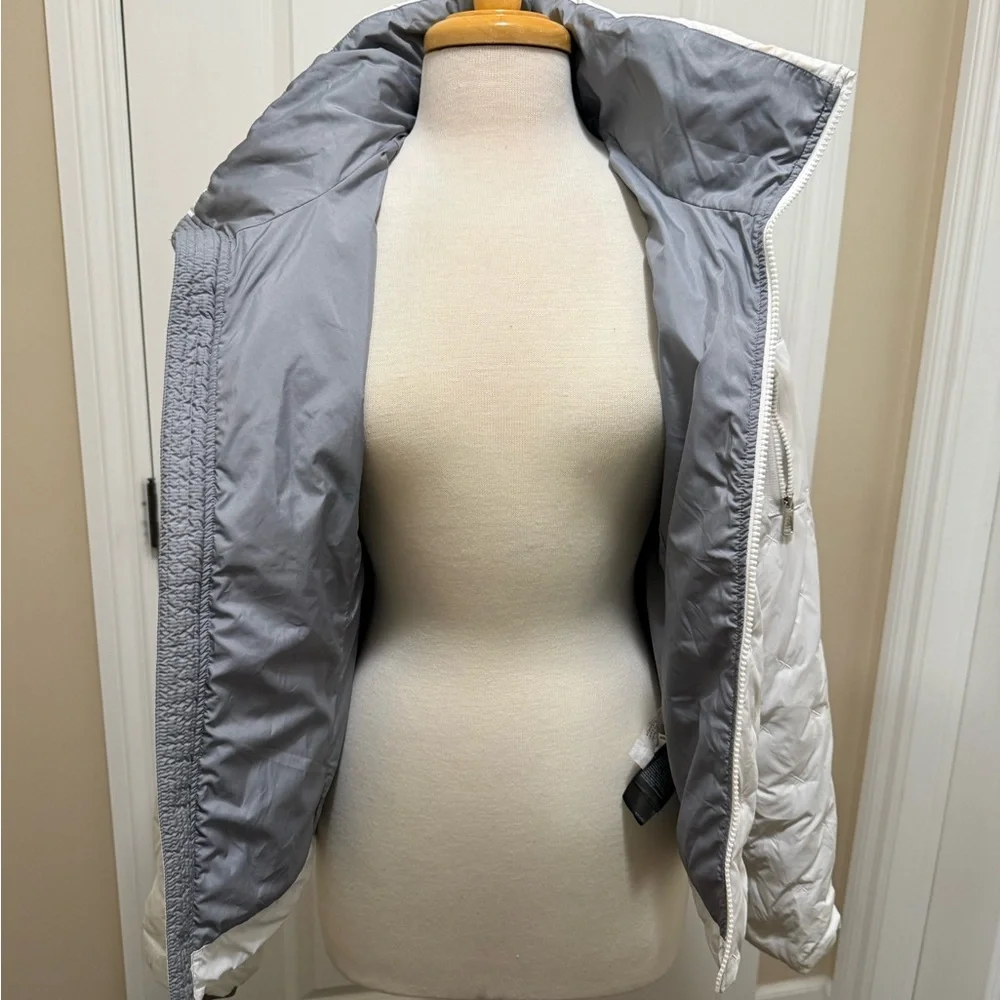 The North Face Women's Light Gray Puffer Jacket - Picture 5 of 9